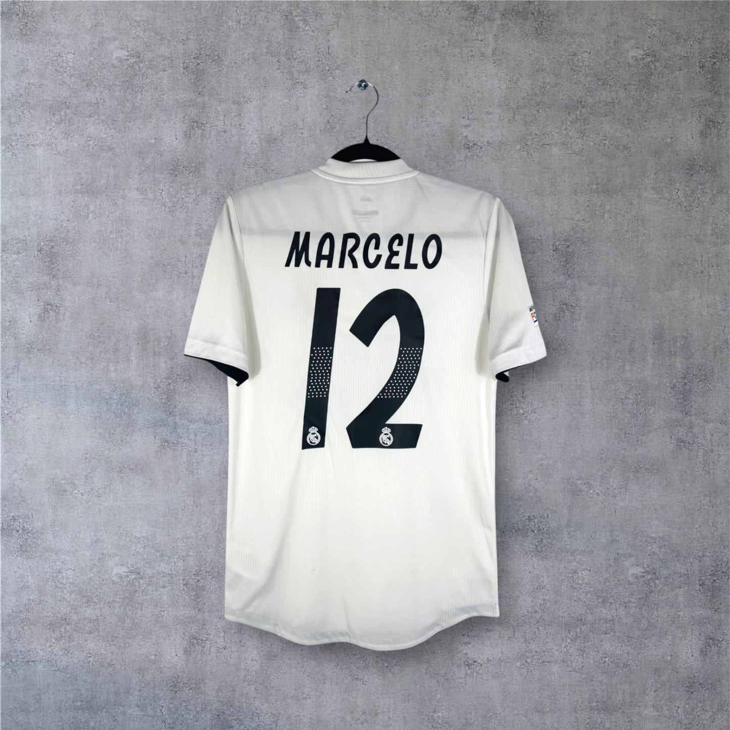 Flocage officiel noir MARCELO numéro 12 sur le maillot version joueur Real Madrid.