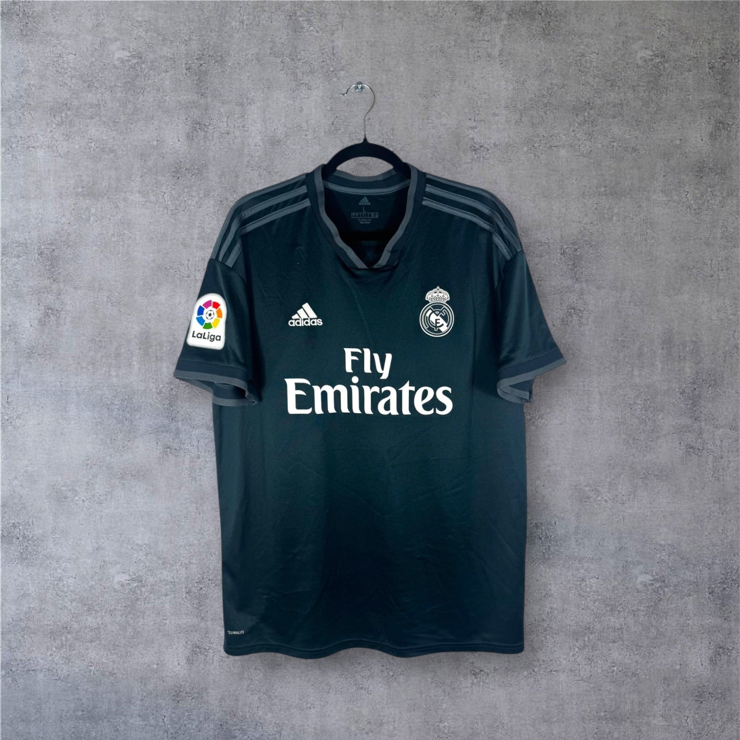Vue de face du maillot Real Madrid Extérieur 2018/19 gris avec sponsor Fly Emirates blanc.