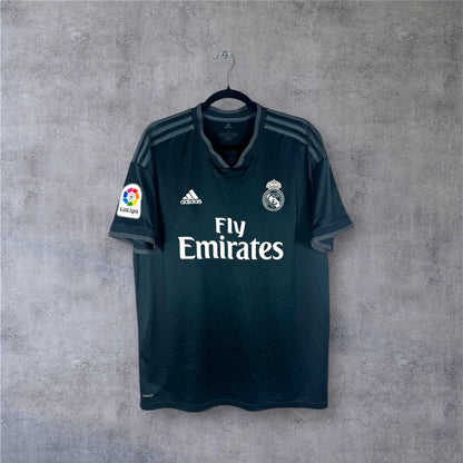 Vue de face du maillot Real Madrid Extérieur 2018/19 gris avec sponsor Fly Emirates blanc.