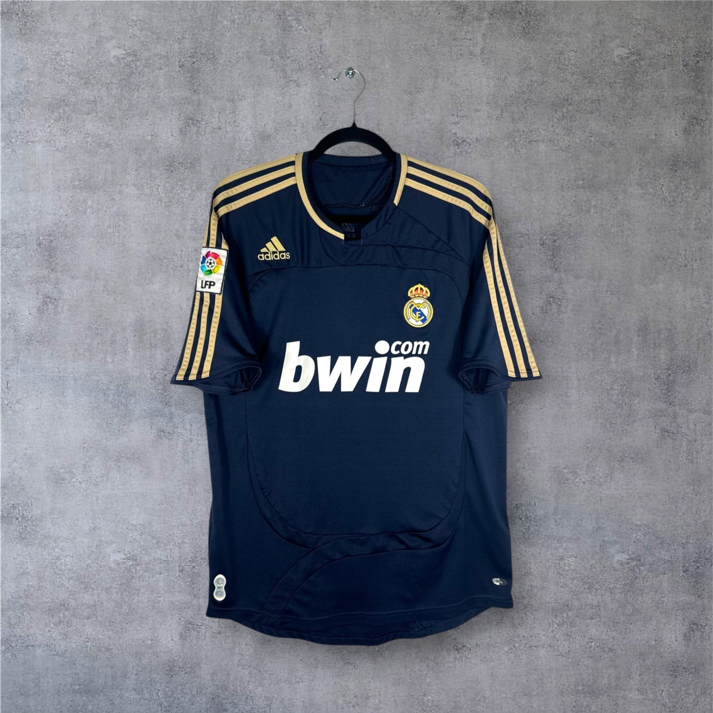 Vue de face du maillot Real Madrid Extérieur 2007/08 bleu et or sponsor bwin.