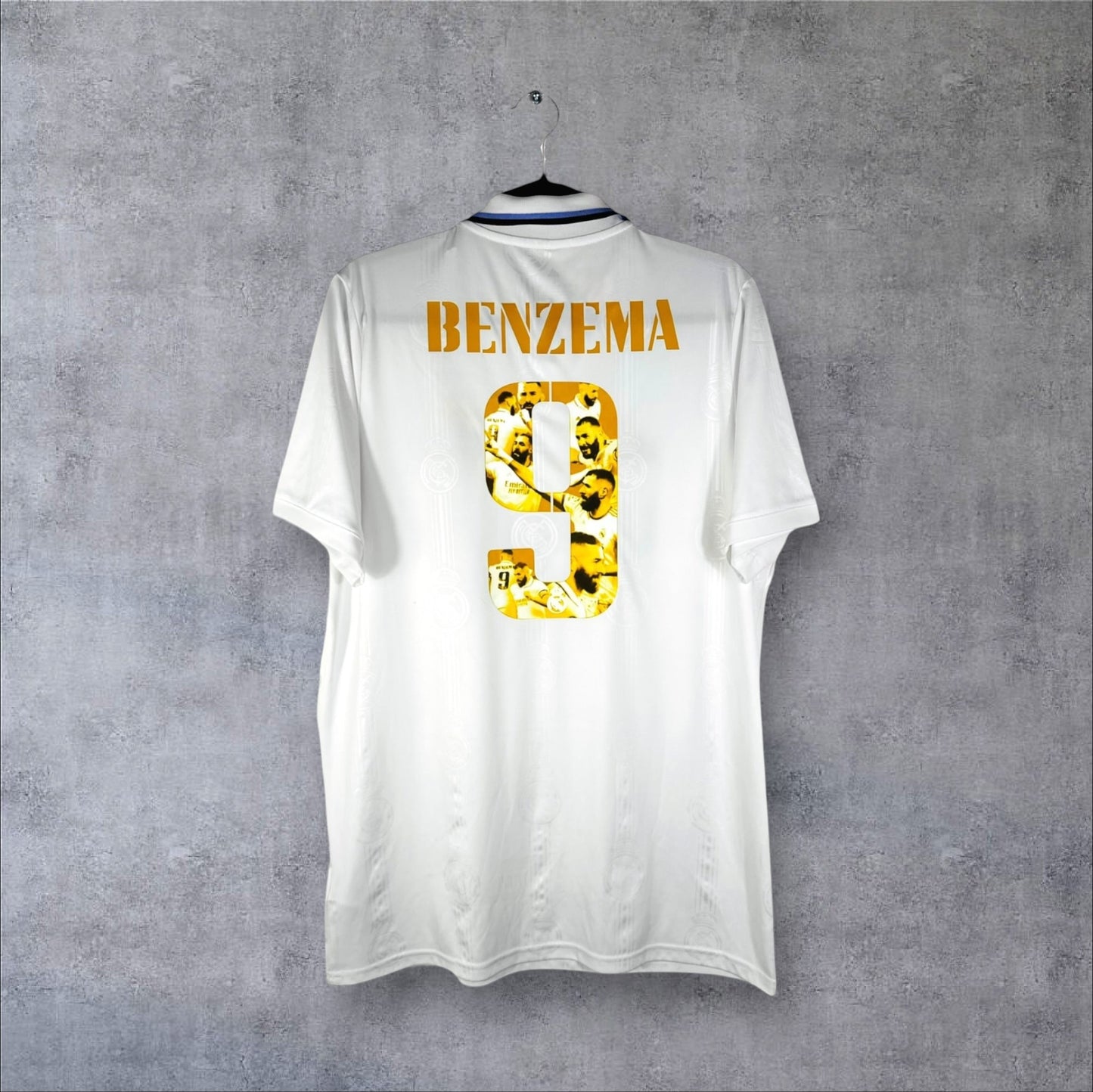Dos du maillot Real Madrid 2023 domicile avec flocage spécial Ballon d'Or BENZEMA 9 doré contenant des photos.