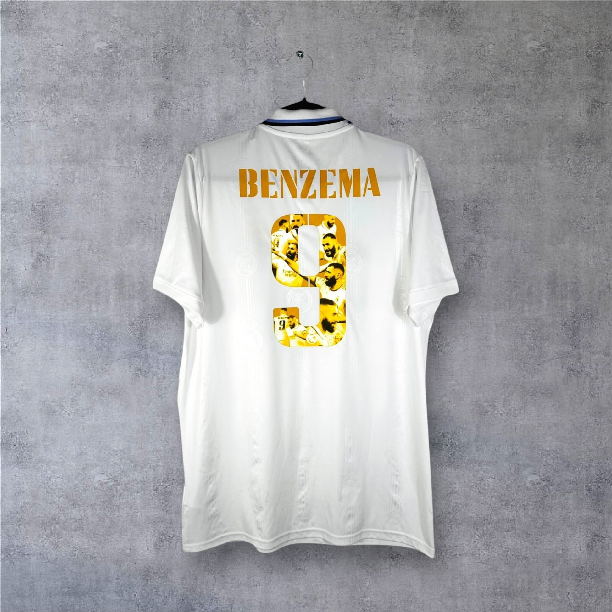 Dos du maillot Real Madrid 2023 domicile avec flocage spécial Ballon d'Or BENZEMA 9 doré contenant des photos.