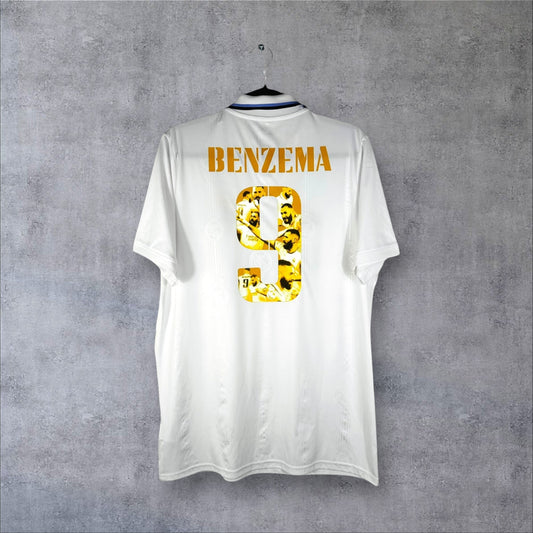 Dos du maillot Real Madrid 2023 domicile avec flocage spécial Ballon d'Or BENZEMA 9 doré contenant des photos.