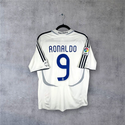 Flocage officiel bleu RONALDO numéro 9 au dos du maillot Real Madrid 2007.