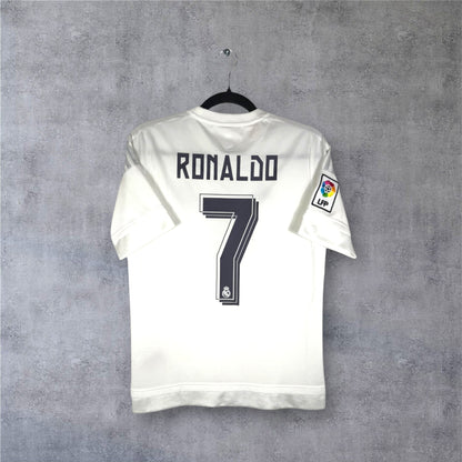 Flocage officiel RONALDO numéro 7 sur le dos du maillot domicile Real Madrid 2015-2016.