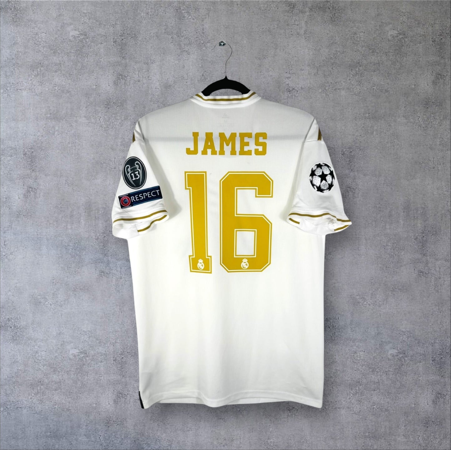 Dos du maillot Real Madrid 2020 blanc avec flocage doré JAMES 16 et patchs Ligue des Champions.