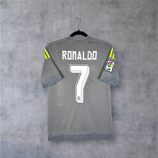 Flocage officiel blanc et jaune RONALDO numéro 7 au dos du maillot gris Real Madrid.