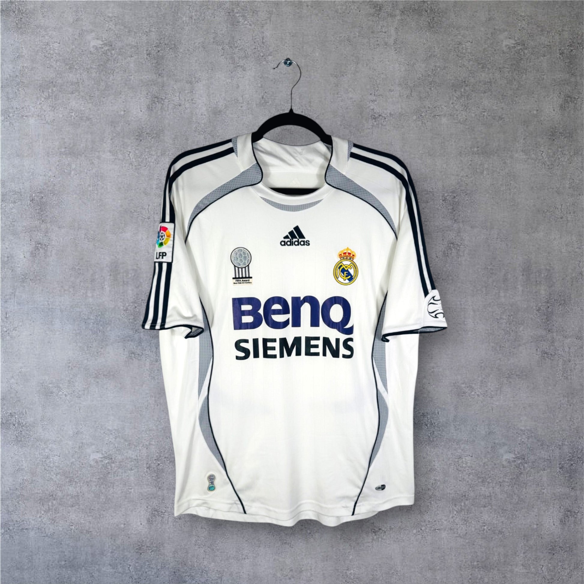 Vue de face du maillot Real Madrid 2006/07 avec logos centrés et sponsor BenQ Siemens.