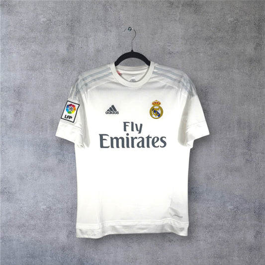 Vue de face du maillot blanc Real Madrid saison 2015/16 avec sponsor Fly Emirates.