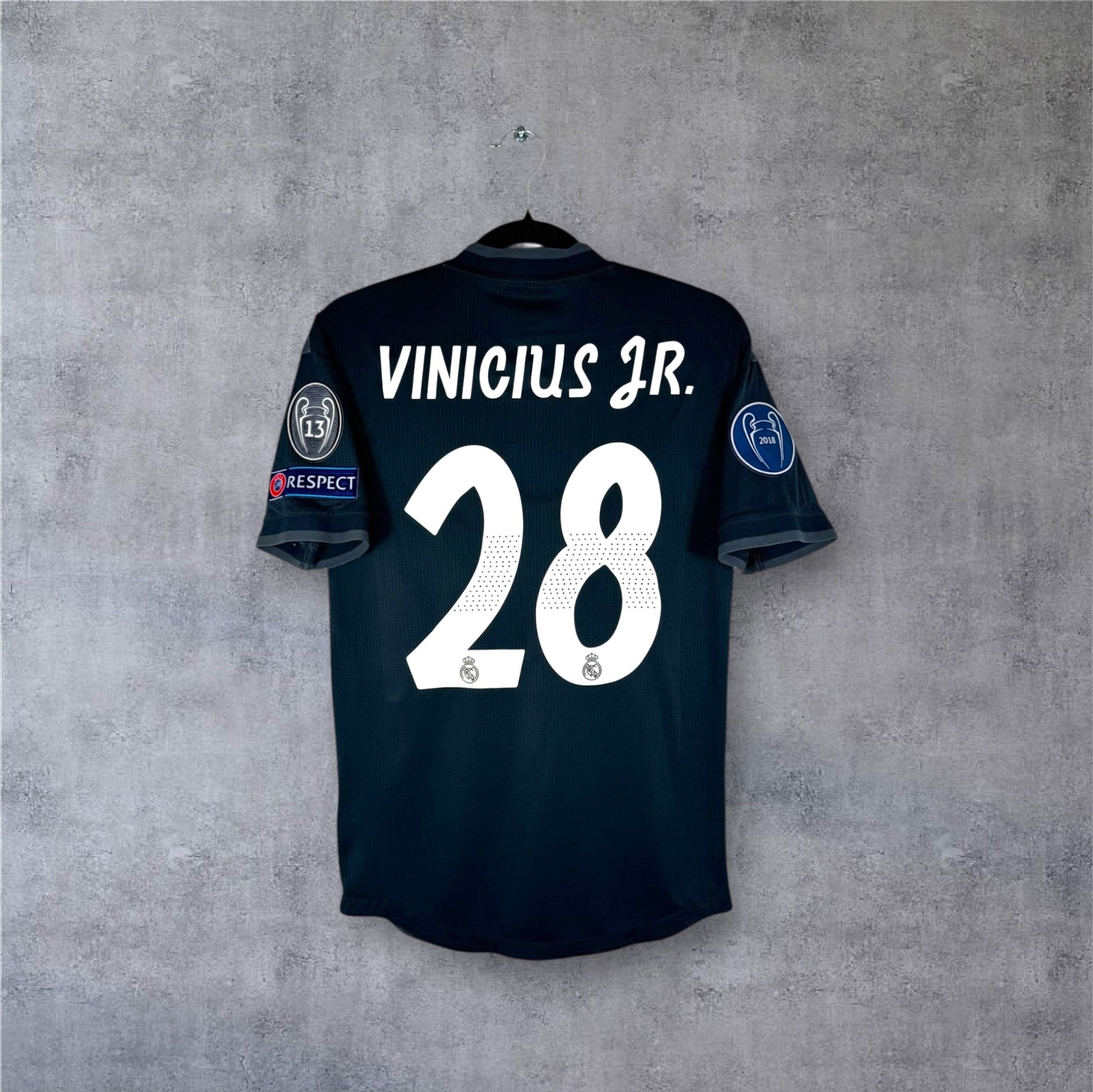 Dos du maillot Real Madrid Player Version 2019 gris avec flocage VINICIUS JR 28 et patchs UCL.