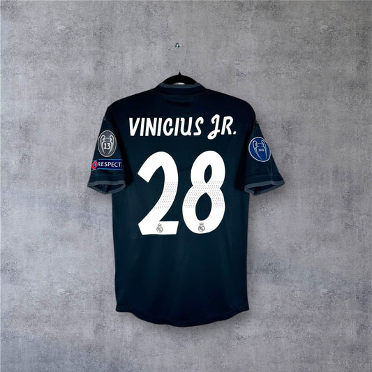 Dos du maillot Real Madrid Player Version 2019 gris avec flocage VINICIUS JR 28 et patchs UCL.