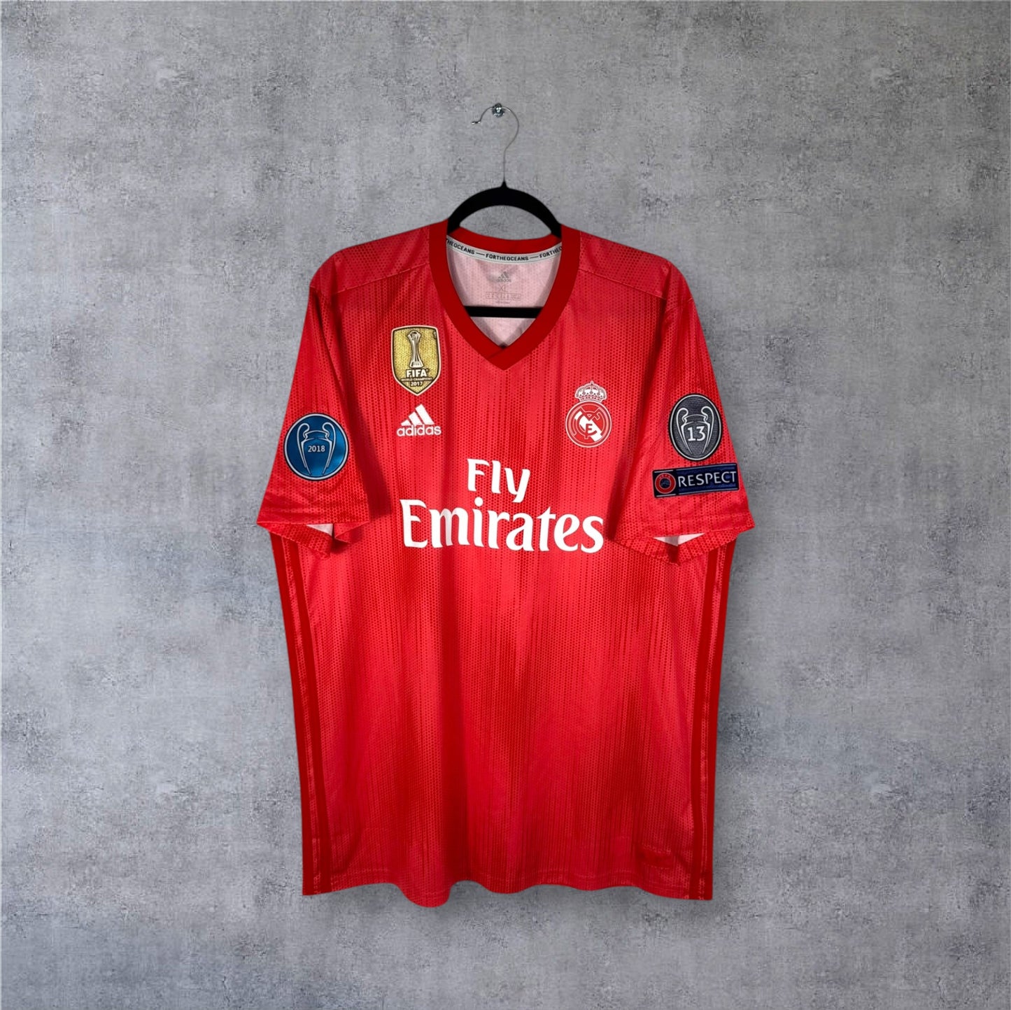 Vue de face du maillot Real Madrid Third 2018/19 coloris corail, collaboration Adidas x Parley.