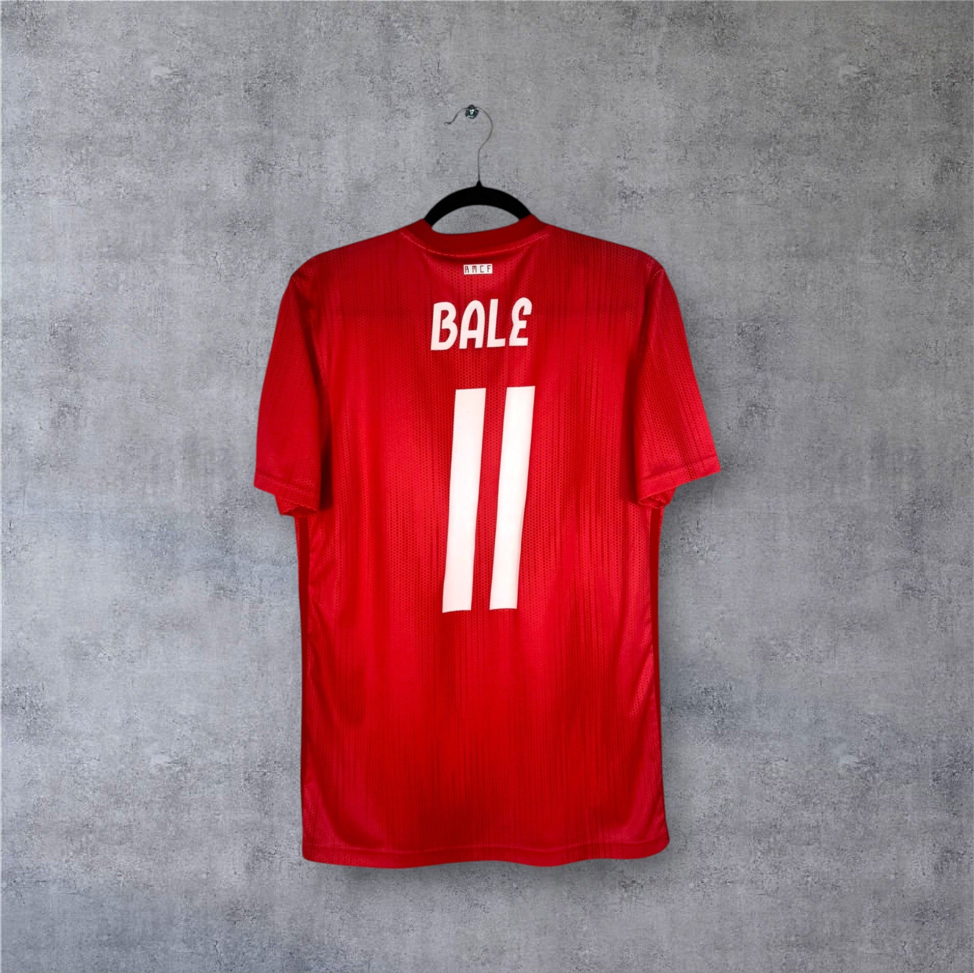 Flocage officiel blanc BALE numéro 11 au dos du maillot rouge corail Real Madrid.