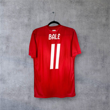 Flocage officiel blanc BALE numéro 11 au dos du maillot rouge corail Real Madrid.