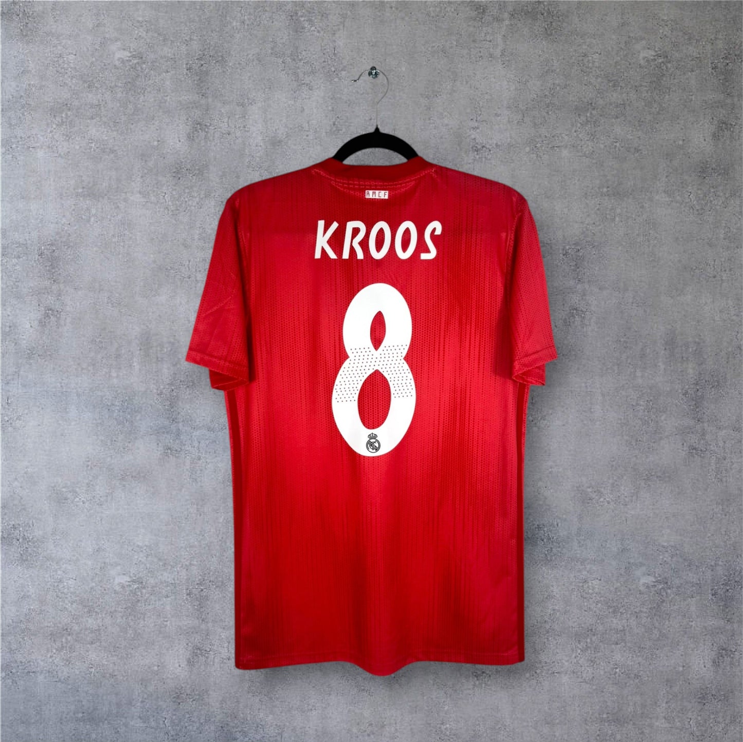 Flocage officiel blanc KROOS numéro 8 au dos du maillot rouge Real Madrid Parley.