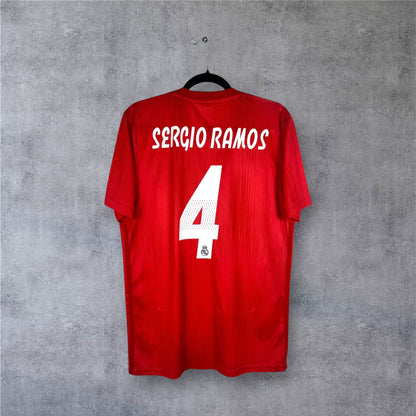 Flocage officiel blanc SERGIO RAMOS numéro 4 au dos du maillot rouge Real Madrid Parley.