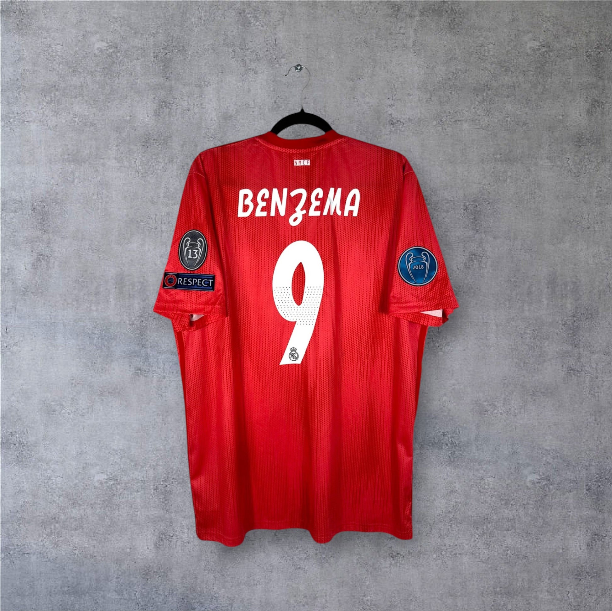 Dos du maillot Real Madrid 2019 corail avec flocage blanc BENZEMA 9 et patchs UCL Starball.