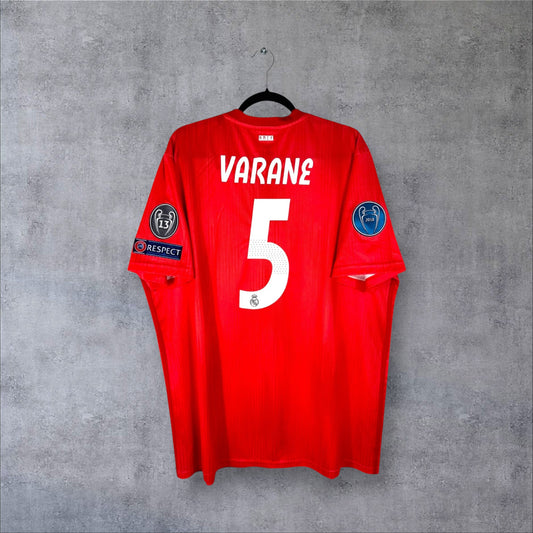 Dos du maillot Real Madrid Third 2019 rouge corail avec flocage blanc VARANE 5 et patches Ligue des Champions.