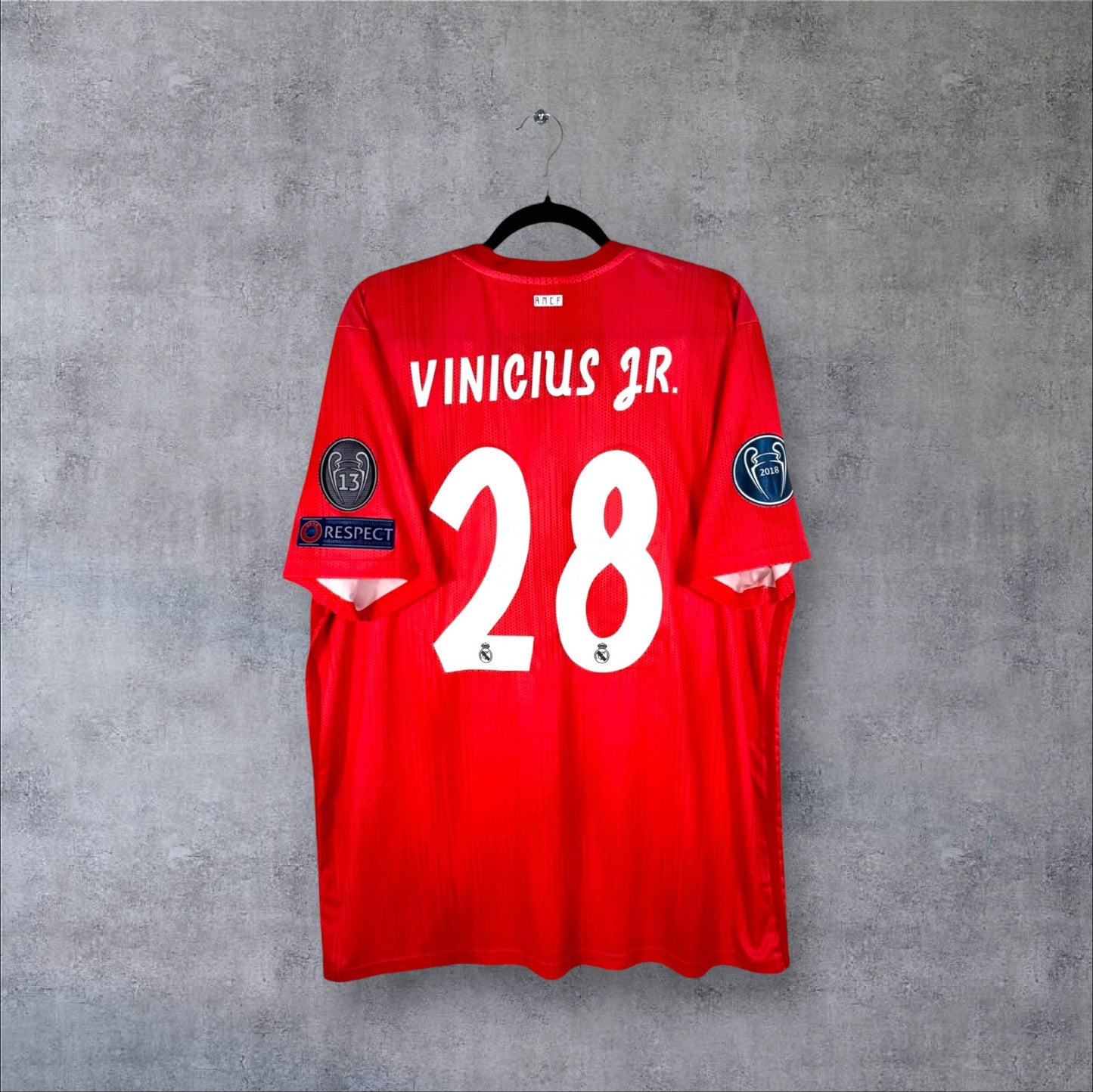 Dos du maillot Real Madrid Third 2019 rouge corail avec flocage VINICIUS JR. 28 et patches UCL.