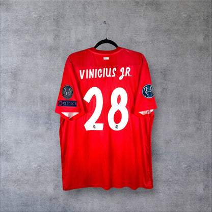 Dos du maillot Real Madrid Third 2019 rouge corail avec flocage VINICIUS JR. 28 et patches UCL.
