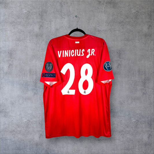 Dos du maillot Real Madrid Third 2019 rouge corail avec flocage VINICIUS JR. 28 et patches UCL.