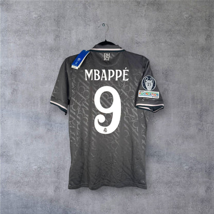 Dos du maillot Real Madrid Third gris neuf avec flocage MBAPPÉ numéro 9 et patchs LDC.
