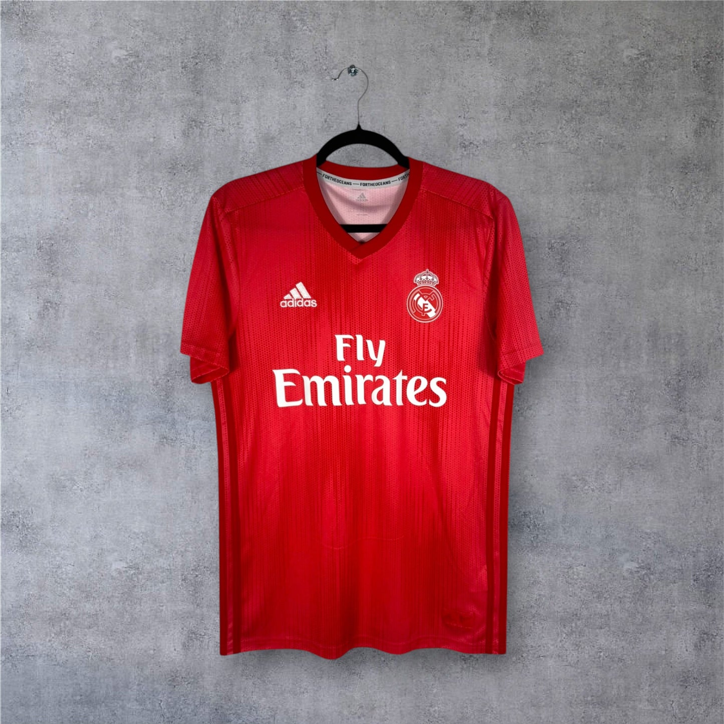 Vue de face du maillot Real Madrid Third 2019 rouge corail éco-responsable.