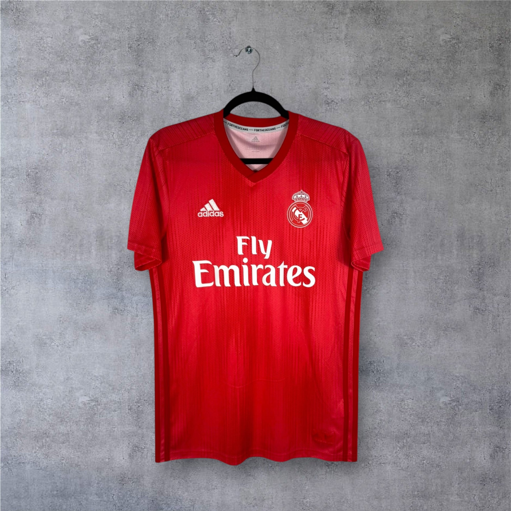 Vue de face du maillot Real Madrid Third 2019 rouge corail éco-responsable.