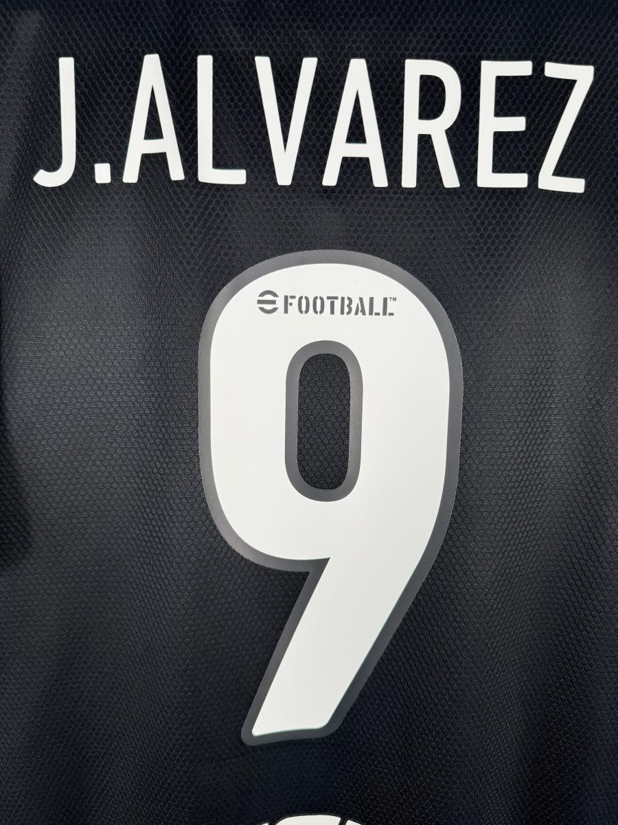 Détail du flocage blanc J.Alvarez 9 avec logo eFootball, maillot River Plate extérieur 2021-2022