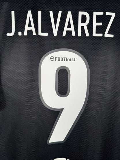 Détail du flocage blanc J.Alvarez 9 avec logo eFootball, maillot River Plate extérieur 2021-2022