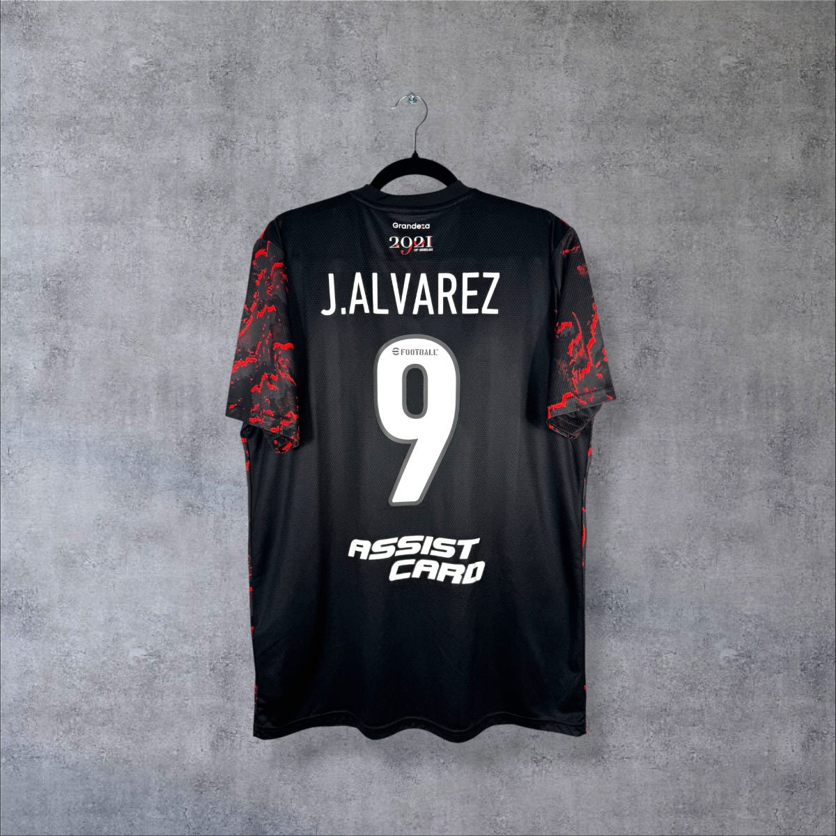 Dos du maillot extérieur noir et rouge de River Plate 2021-2022 adidas, flocage J.Alvarez 9 et sponsor Assist Card