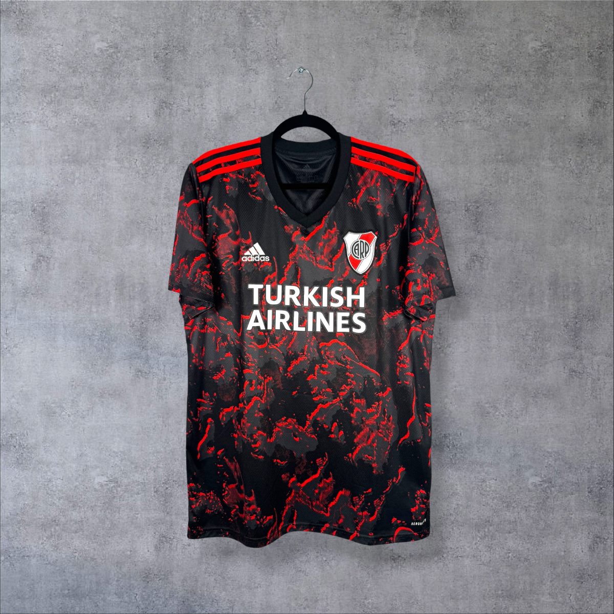 Maillot River Plate 2021-2022 extérieur de face, motif rouge sur fond noir, sponsor Turkish Airlines