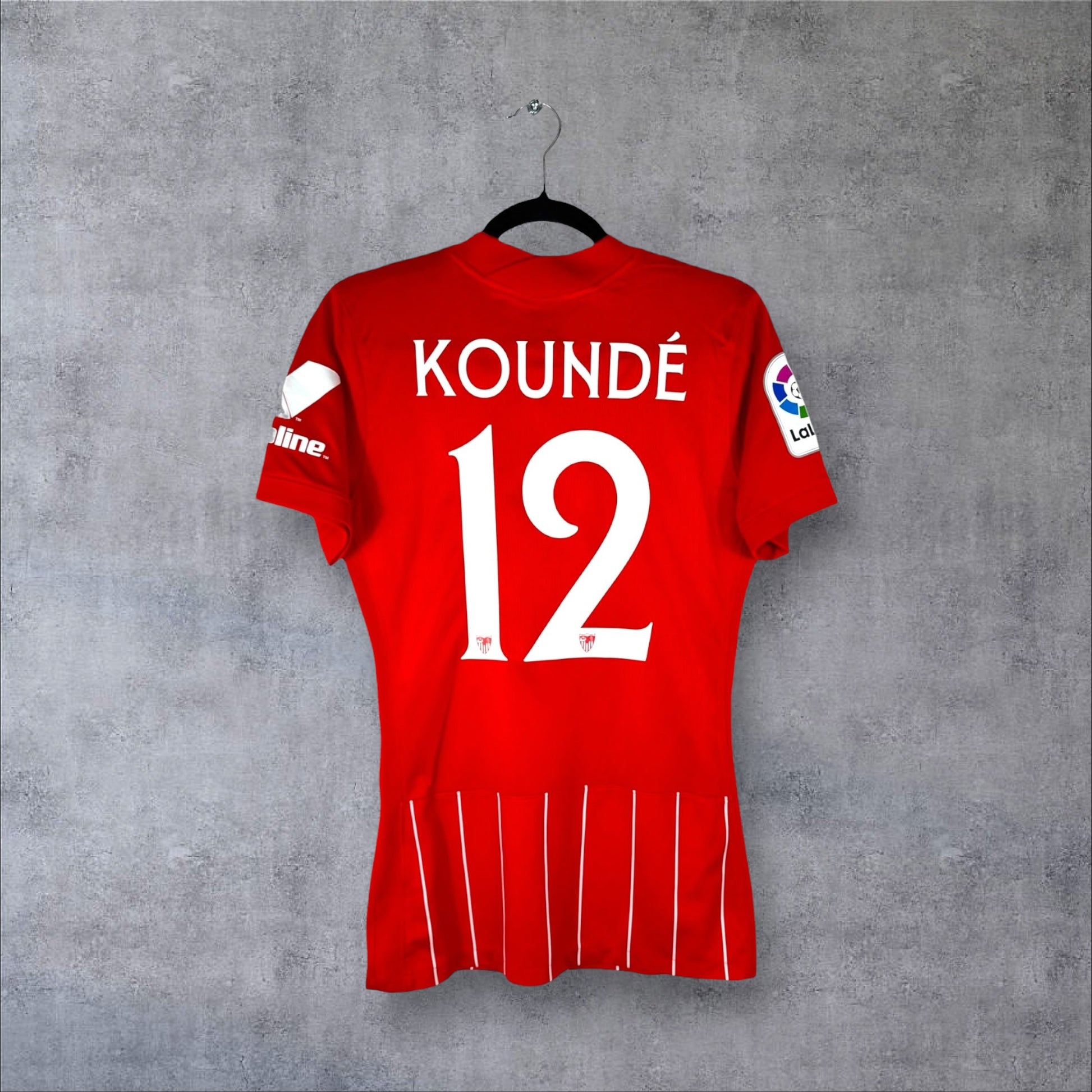 Dos du maillot Sevilla FC Extérieur 2021/22 rouge avec flocage blanc KOUNDÉ 12 et patch La Liga.