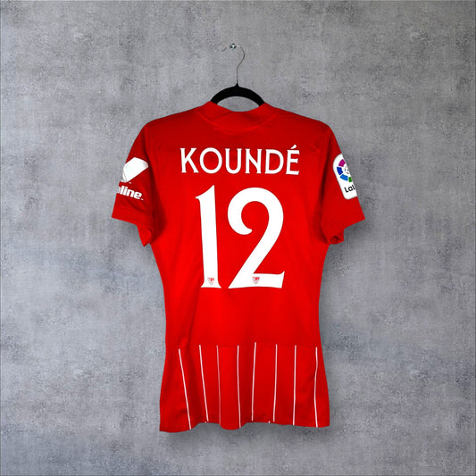 Dos du maillot Sevilla FC Extérieur 2021/22 rouge avec flocage blanc KOUNDÉ 12 et patch La Liga.