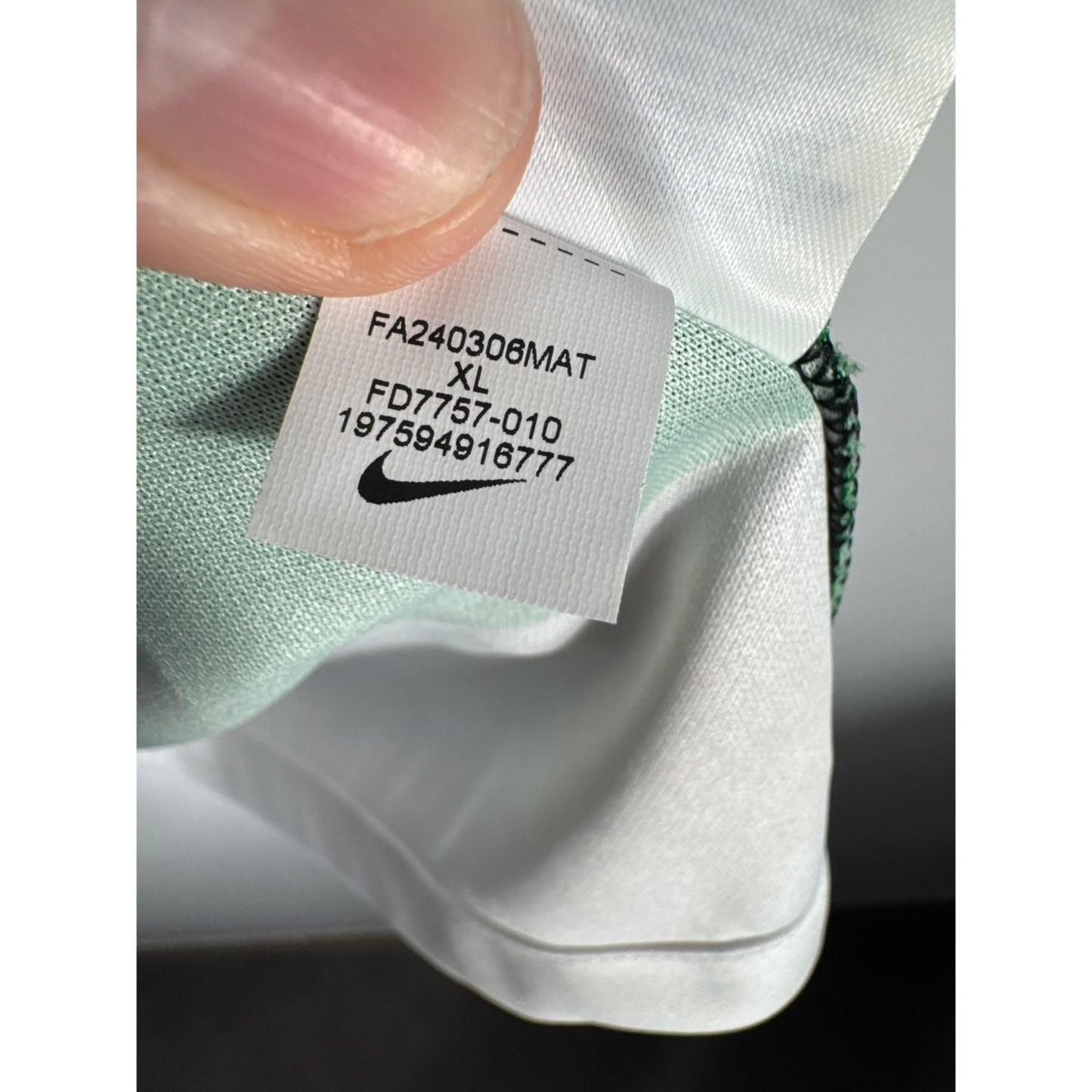 Étiquette d'authenticité avec code Nike FD7757-010 prouvant l'originalité du maillot