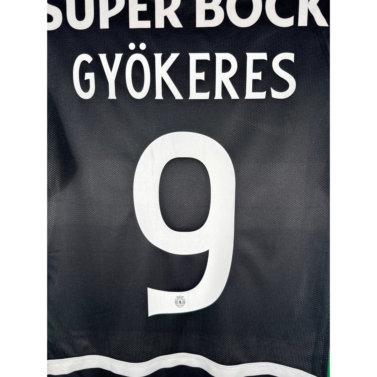 Détail de la typographie du flocage sur le numéro 9 de Viktor Gyökeres