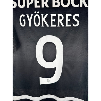 Détail de la typographie du flocage sur le numéro 9 de Viktor Gyökeres