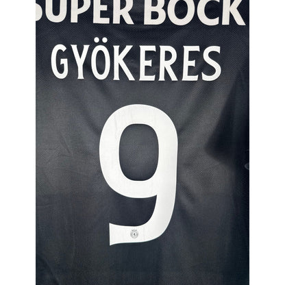 Détail de la typographie du flocage sur le numéro 9 de Viktor Gyökeres