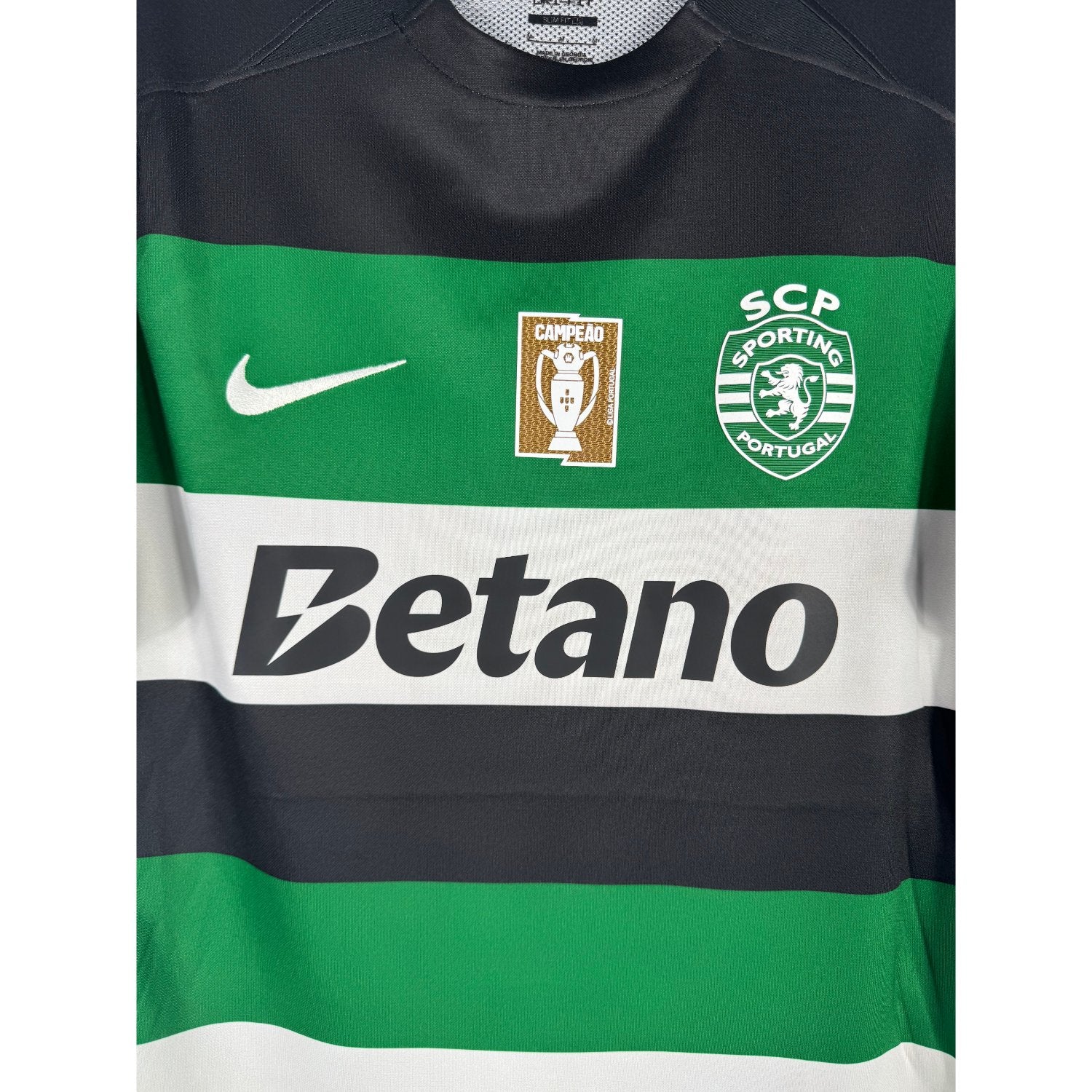 Détail de l'écusson du Sporting Clube de Portugal et du logo Nike