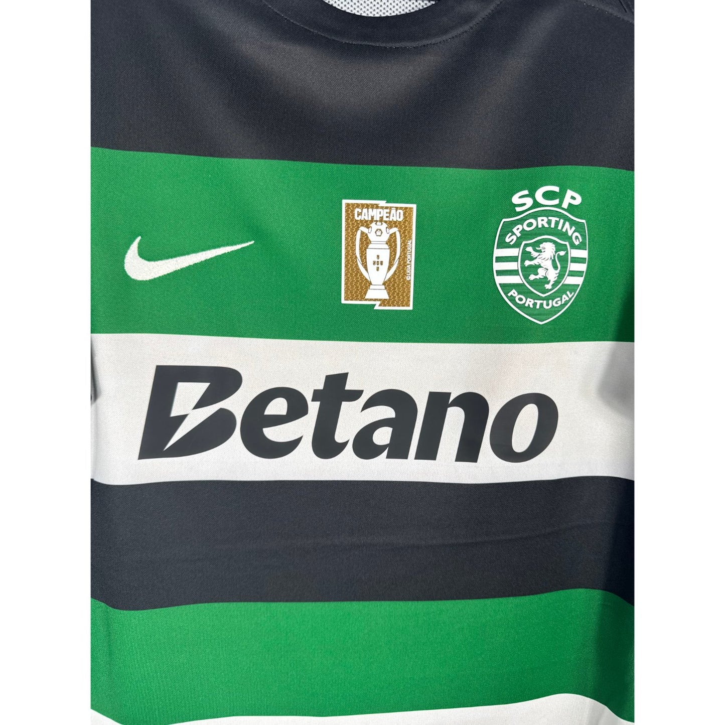 Détail de l'écusson du Sporting Clube de Portugal et du logo Nike