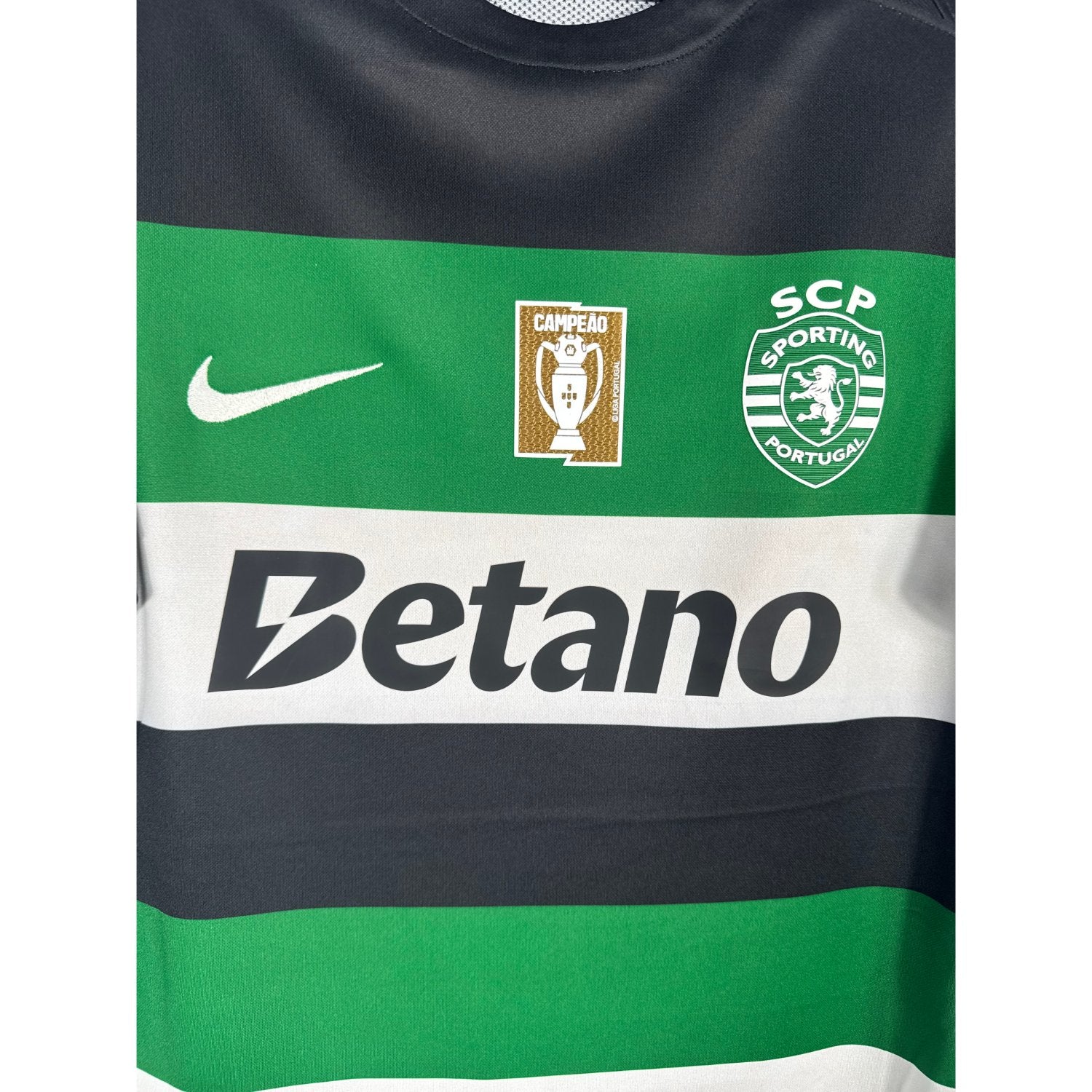 Détail de l'écusson du Sporting Clube de Portugal et du logo Nike