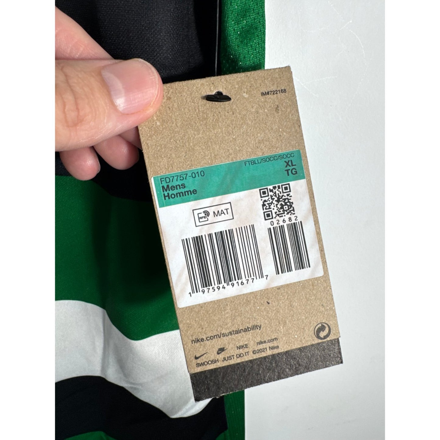 Détail des étiquettes neuves d'origine (BNWT) sur le maillot du Sporting