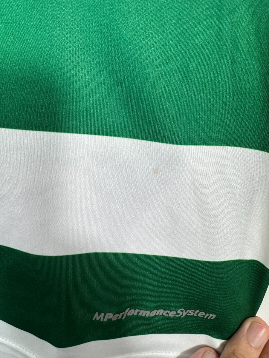 Micro tache beige sur une rayure blanche, maillot domicile Sporting CP 2015-2016