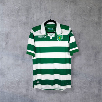 Maillot Sporting CP 2015-2016 domicile de face, rayures vertes et blanches et col polo, Macron