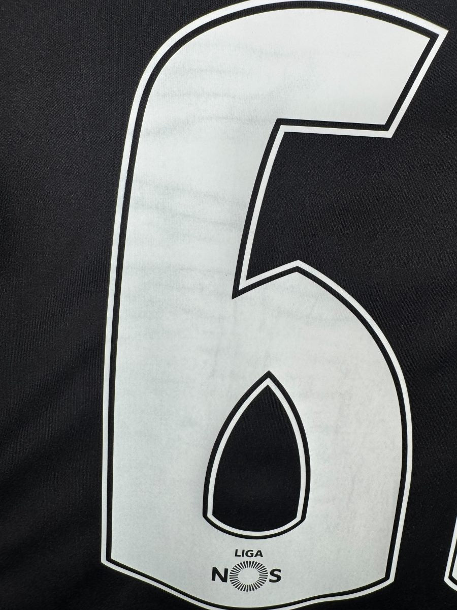 Légères craquelures sur le chiffre 6 du flocage, maillot Sporting CP extérieur 2015-2016