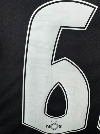 Légères craquelures sur le chiffre 6 du flocage, maillot Sporting CP extérieur 2015-2016