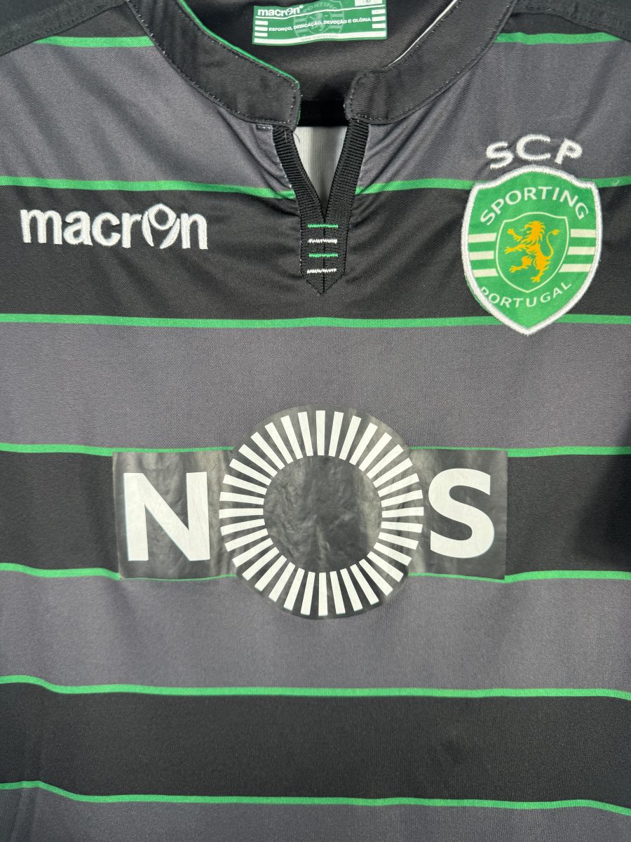Écusson du lion du Sporting CP, logo Macron et sponsor NOS, maillot extérieur 2015-2016
