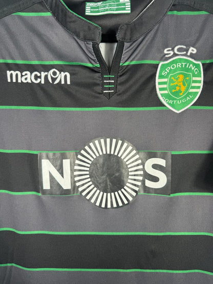 Écusson du lion du Sporting CP, logo Macron et sponsor NOS, maillot extérieur 2015-2016