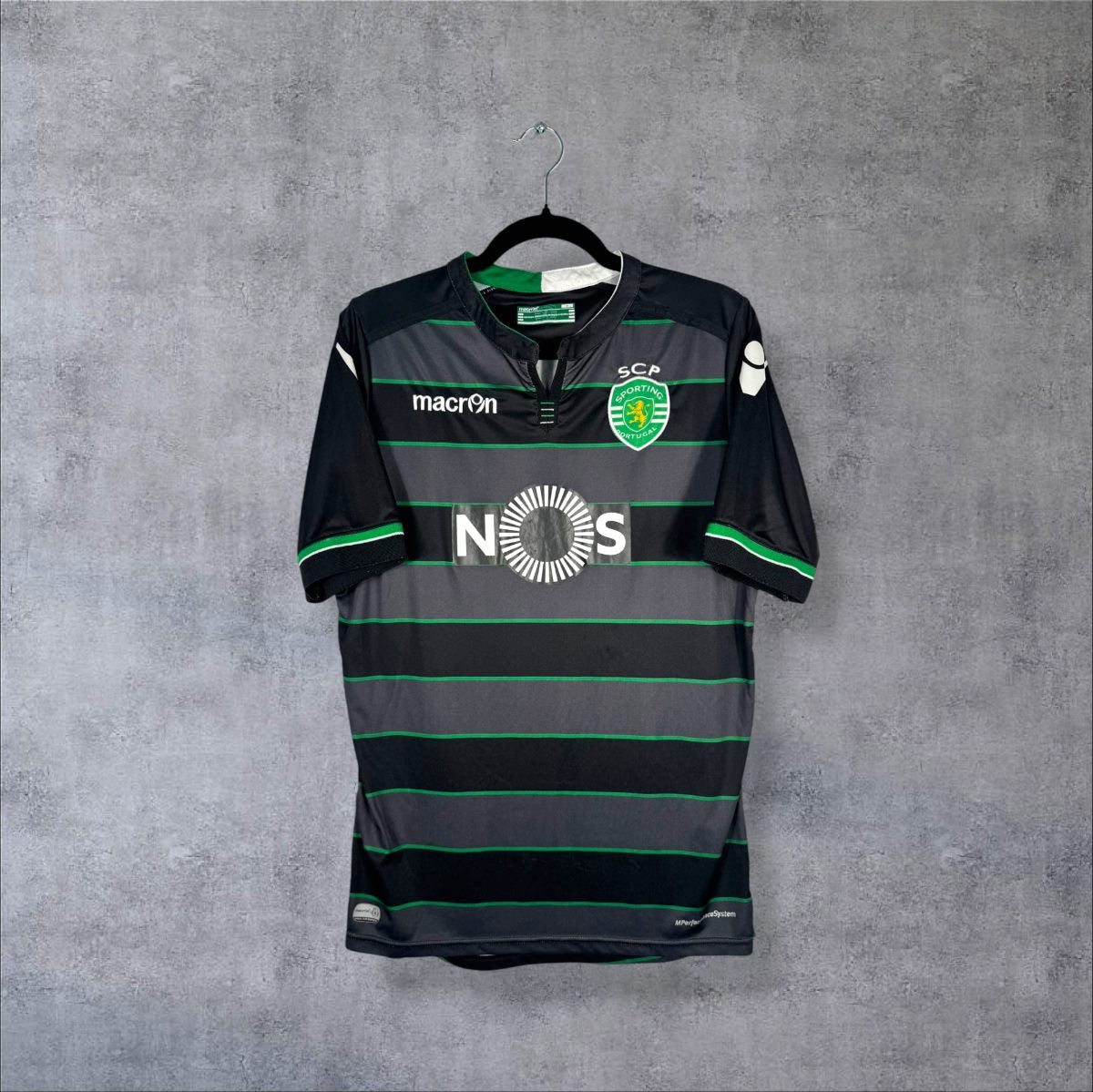 Maillot Sporting CP 2015-2016 extérieur de face, bandes horizontales noires et grises lisérées de vert, sponsor NOS