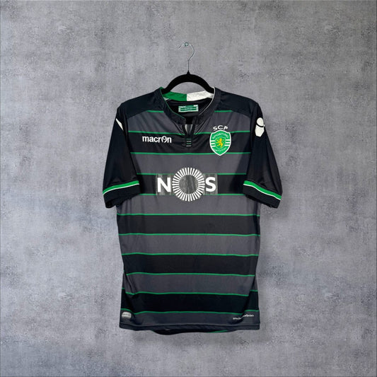 Maillot Sporting CP 2015-2016 extérieur de face, bandes horizontales noires et grises lisérées de vert, sponsor NOS